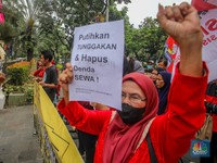 Penampakan Warga Rusunawa Pekasih Demo di Depan Kantor Gubernur DKI