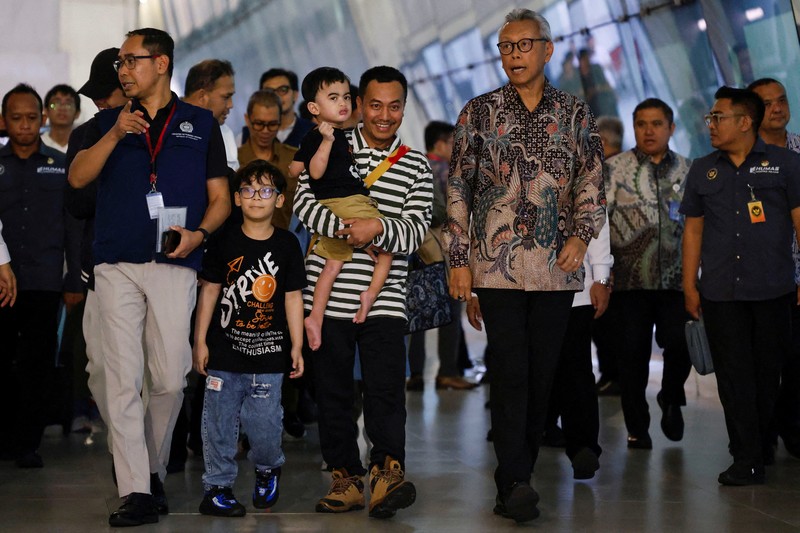 WNI yang dievakuasi dari Iran tiba di Bandara Internasional Soekarno Hatta, di tengah konflik Israel-Iran, di Tangerang dekat Jakarta, Indonesia, 24 Juni 2025. (REUTERS/Ajeng Dinar Ulfiana)