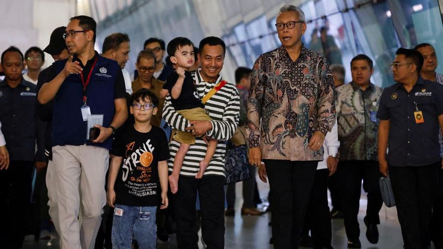 WNI yang dievakuasi dari Iran tiba di Bandara Internasional Soekarno Hatta, di tengah konflik Israel-Iran, di Tangerang dekat Jakarta, Indonesia, 24 Juni 2025. WNI yang dievakuasi dari Iran tiba di Bandara Internasional Soekarno Hatta, di tengah konflik Israel-Iran, di Tangerang dekat Jakarta, Indonesia, 24 Juni 2025. (REUTERS/Ajeng Dinar Ulfiana)