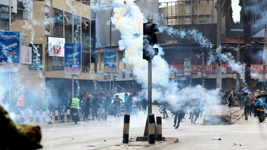Asap mengepul saat para pengunjuk rasa berpartisipasi dalam demonstrasi untuk menandai peringatan pertama protes antipemerintah tahun 2024 yang menewaskan lebih dari 60 orang dan menuai kecaman luas atas penggunaan kekuatan oleh badan keamanan, di Nairobi, Kenya, 25 Juni 2025. Asap mengepul saat para pengunjuk rasa berpartisipasi dalam demonstrasi untuk menandai peringatan pertama protes antipemerintah tahun 2024 yang menewaskan lebih dari 60 orang dan menuai kecaman luas atas penggunaan kekuatan oleh badan keamanan, di Nairobi, Kenya, 25 Juni 2025. (REUTERS/Monicah Mwangi)