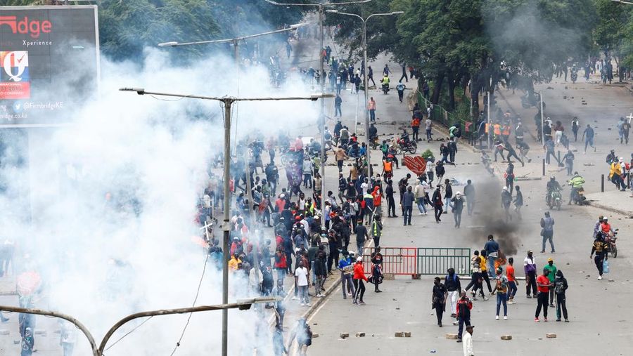 Asap mengepul saat para pengunjuk rasa berpartisipasi dalam demonstrasi untuk menandai peringatan pertama protes antipemerintah tahun 2024 yang menewaskan lebih dari 60 orang dan menuai kecaman luas atas penggunaan kekuatan oleh badan keamanan, di Nairobi, Kenya, 25 Juni 2025. Asap mengepul saat para pengunjuk rasa berpartisipasi dalam demonstrasi untuk menandai peringatan pertama protes antipemerintah tahun 2024 yang menewaskan lebih dari 60 orang dan menuai kecaman luas atas penggunaan kekuatan oleh badan keamanan, di Nairobi, Kenya, 25 Juni 2025. (REUTERS/Monicah Mwangi)