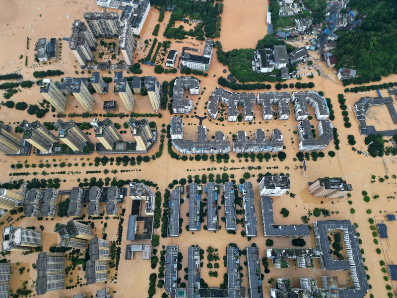 ASIA-WEATHER/CHINA Petugas penyelamat mengevakuasi warga yang terdampak banjir dengan perahu di daerah Rongjiang, provinsi Guizhou, Tiongkok, 24 Juni 2025. China Daily via REUTERS