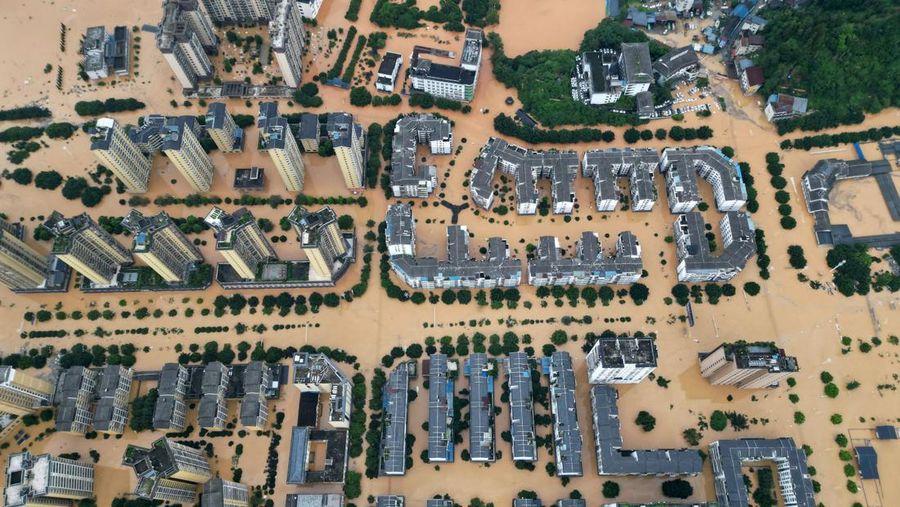 Petugas penyelamat mengevakuasi warga yang terdampak banjir dengan perahu di daerah Rongjiang, provinsi Guizhou, Tiongkok, 24 Juni 2025. China Daily via REUTERS