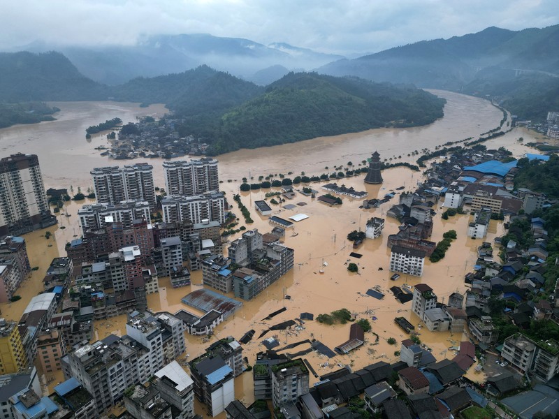 ASIA-WEATHER/CHINA Petugas penyelamat mengevakuasi warga yang terdampak banjir dengan perahu di daerah Rongjiang, provinsi Guizhou, Tiongkok, 24 Juni 2025. China Daily via REUTERS