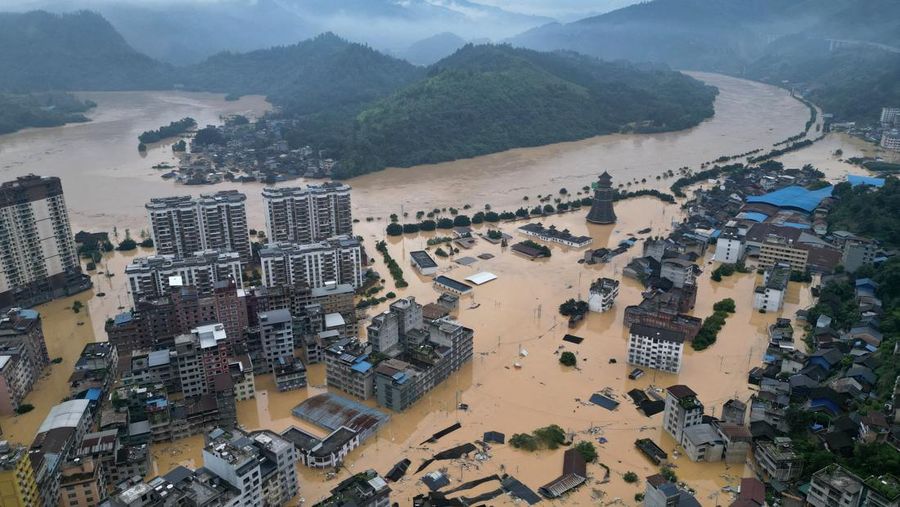 ASIA-WEATHER/CHINA Petugas penyelamat mengevakuasi warga yang terdampak banjir dengan perahu di daerah Rongjiang, provinsi Guizhou, Tiongkok, 24 Juni 2025. China Daily via REUTERS
