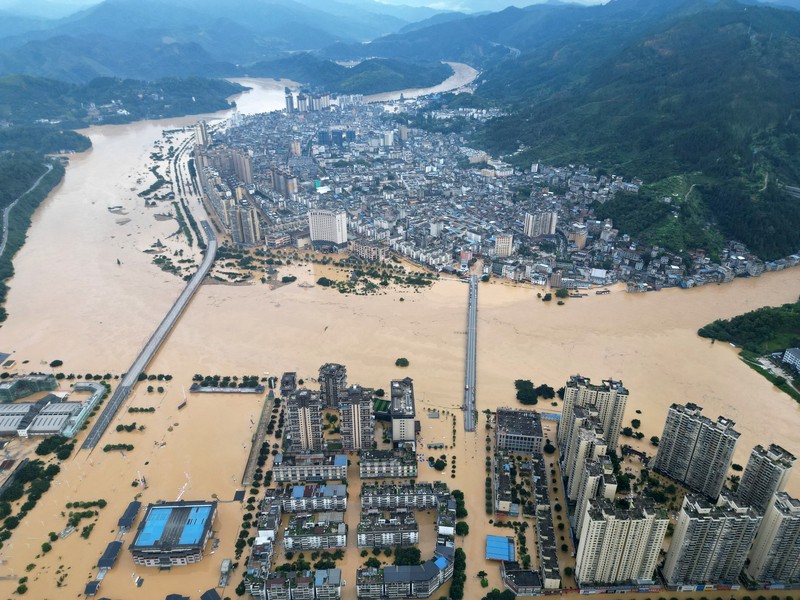 Petugas penyelamat mengevakuasi warga yang terdampak banjir dengan perahu di daerah Rongjiang, provinsi Guizhou, Tiongkok, 24 Juni 2025. China Daily via REUTERS