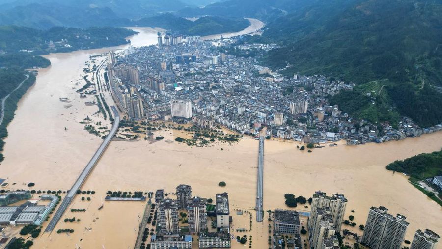 Petugas penyelamat mengevakuasi warga yang terdampak banjir dengan perahu di daerah Rongjiang, provinsi Guizhou, Tiongkok, 24 Juni 2025. China Daily via REUTERS