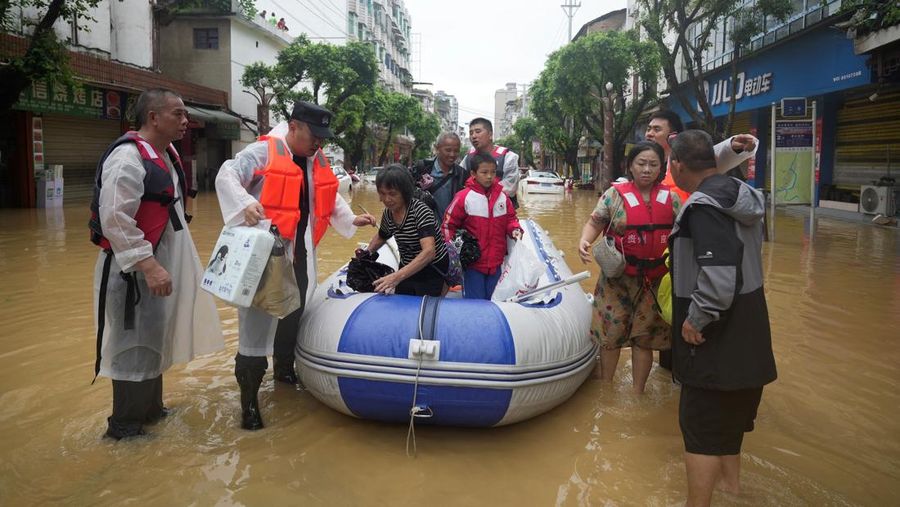 ASIA-WEATHER/CHINA Petugas penyelamat mengevakuasi warga yang terdampak banjir dengan perahu di daerah Rongjiang, provinsi Guizhou, Tiongkok, 24 Juni 2025. China Daily via REUTERS