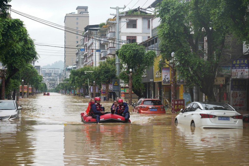 ASIA-WEATHER/CHINA Petugas penyelamat mengevakuasi warga yang terdampak banjir dengan perahu di daerah Rongjiang, provinsi Guizhou, Tiongkok, 24 Juni 2025. China Daily via REUTERS