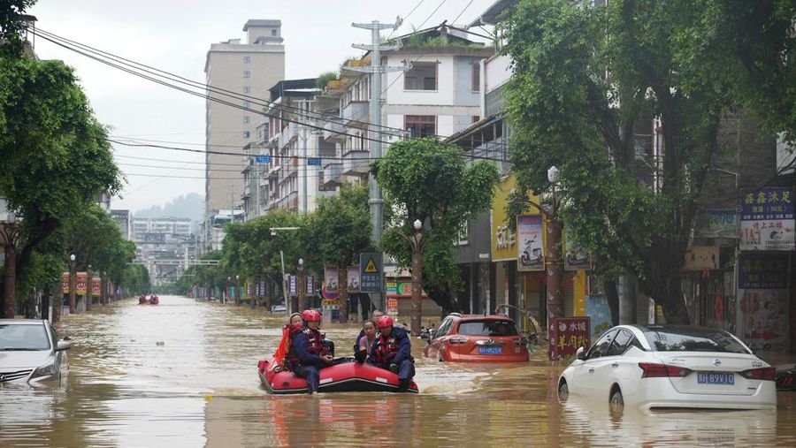 ASIA-WEATHER/CHINA Petugas penyelamat mengevakuasi warga yang terdampak banjir dengan perahu di daerah Rongjiang, provinsi Guizhou, Tiongkok, 24 Juni 2025. China Daily via REUTERS