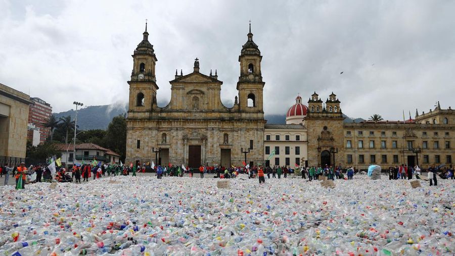 Bahan yang dapat didaur ulang terletak di Plaza de Bolivar, saat para pendaur ulang memprotes penurunan harga bahan daur ulang, di Bogota, Kolombia, 24 Juni 2025. Bahan yang dapat didaur ulang terletak di Plaza de Bolivar, saat para pendaur ulang memprotes penurunan harga bahan daur ulang, di Bogota, Kolombia, 24 Juni 2025. (REUTERS/Luisa Gonzalez)