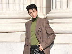 Bikin Iri Maksimal, Aksi Stylist Cha Eun Woo di Paris Jadi Sorotan Penggemar