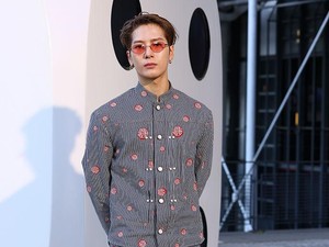 Heboh Jackson Wang GOT7 Kasih Tas Louis Vuitton Cuma-cuma ke Fans di Paris