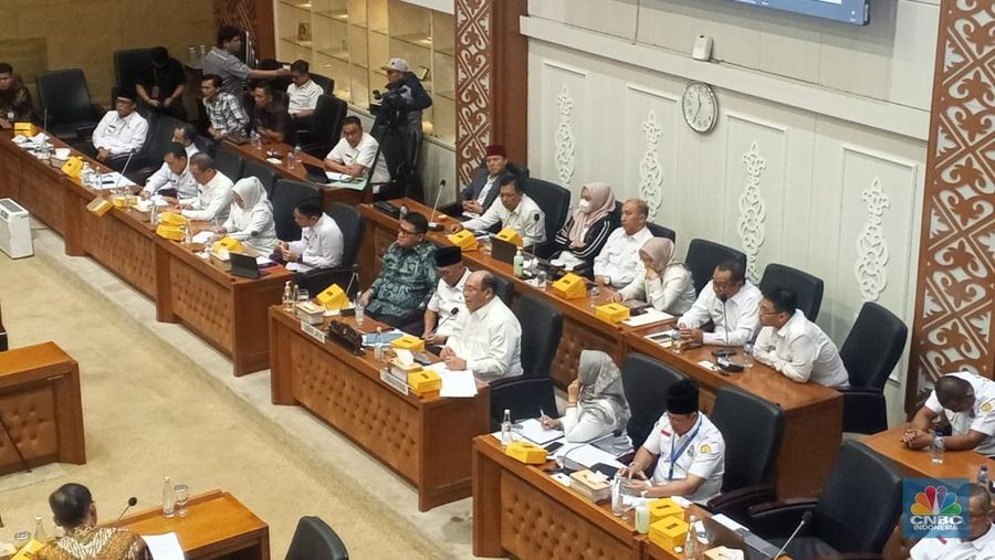 Gubernur Lampung Rahmat Mirzani Djausal dan jajarannya rapat dengan Baleg DPR, Rabu (25/6/2025). (CNBC Indonesia/Robertus Andrianto)