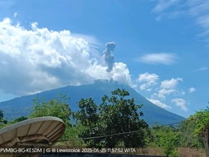 Ile Lewotolok Meletus Lagi, Desa di Lereng Gunung Alami Hujan Abu-Kerikil