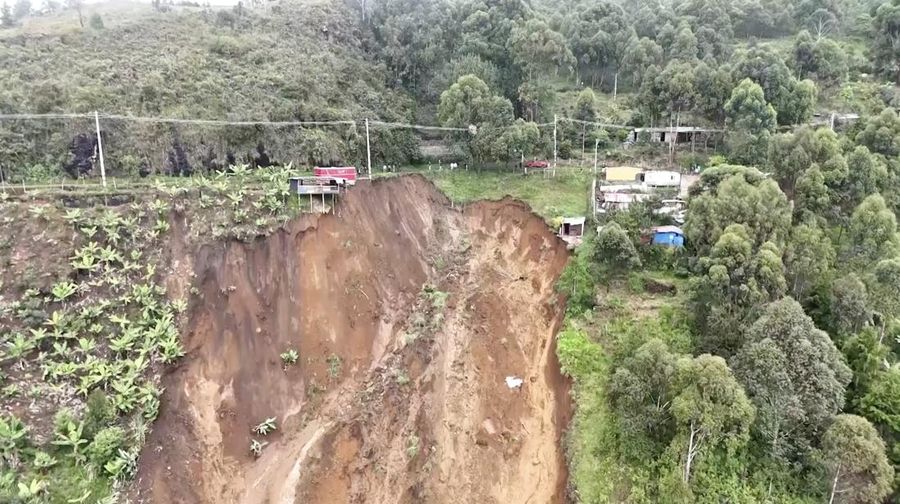Hujan deras yang mengguyur wilayah pegunungan Andes di Kolombia memicu longsor besar di dekat kota Medellin pada Selasa (24/6/2025), menewaskan sedikitnya 10 orang dan melukai delapan lainnya. Hujan deras yang mengguyur wilayah pegunungan Andes di Kolombia memicu longsor besar di dekat kota Medellin pada Selasa (24/6/2025), menewaskan sedikitnya 10 orang dan melukai delapan lainnya. (Tangkapan Layar Video Reuters/)