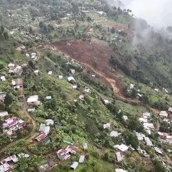Hujan Deras Picu Longsor Dahsyat, Permukiman Terkubur-10 Orang Tewas
