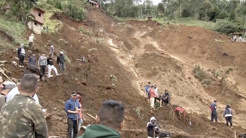Hujan deras yang mengguyur wilayah pegunungan Andes di Kolombia memicu longsor besar di dekat kota Medellin pada Selasa (24/6/2025), menewaskan sedikitnya 10 orang dan melukai delapan lainnya. (Tangkapan Layar Video Reuters/)