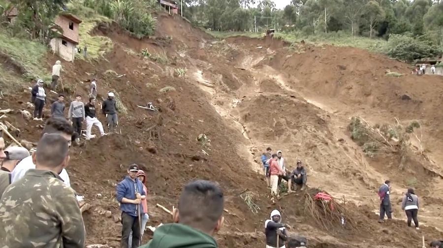 Hujan deras yang mengguyur wilayah pegunungan Andes di Kolombia memicu longsor besar di dekat kota Medellin pada Selasa (24/6/2025), menewaskan sedikitnya 10 orang dan melukai delapan lainnya. Hujan deras yang mengguyur wilayah pegunungan Andes di Kolombia memicu longsor besar di dekat kota Medellin pada Selasa (24/6/2025), menewaskan sedikitnya 10 orang dan melukai delapan lainnya. (Tangkapan Layar Video Reuters/)