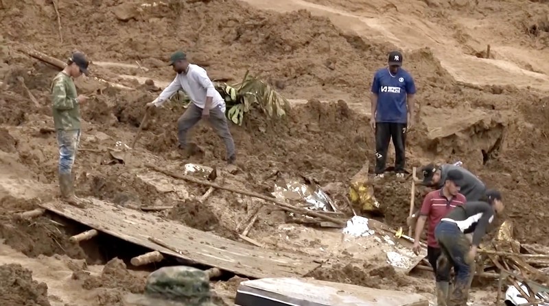 Hujan deras yang mengguyur wilayah pegunungan Andes di Kolombia memicu longsor besar di dekat kota Medellin pada Selasa (24/6/2025), menewaskan sedikitnya 10 orang dan melukai delapan lainnya. (Tangkapan Layar Video Reuters/)