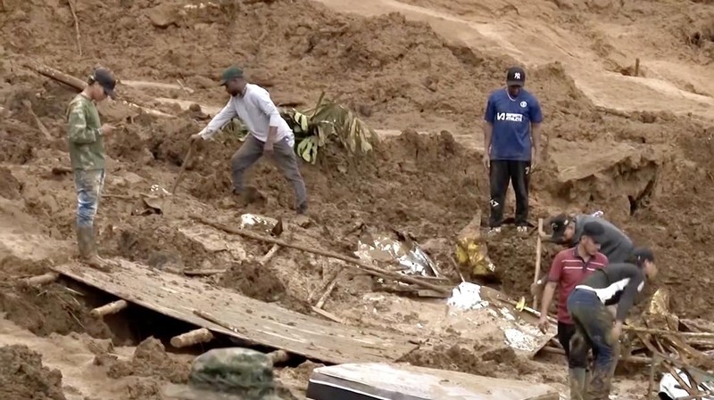 Hujan deras yang mengguyur wilayah pegunungan Andes di Kolombia memicu longsor besar di dekat kota Medellin pada Selasa (24/6/2025), menewaskan sedikitnya 10 orang dan melukai delapan lainnya. (Tangkapan Layar Video Reuters/)