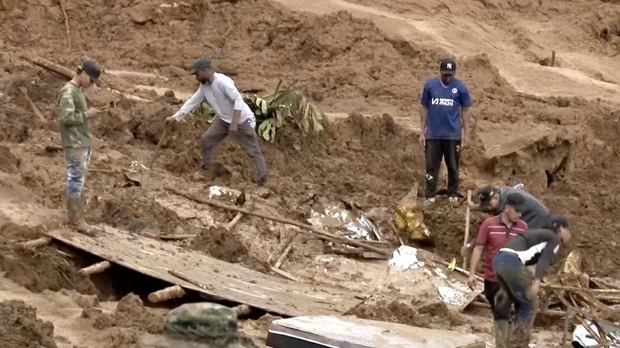 Hujan deras yang mengguyur wilayah pegunungan Andes di Kolombia memicu longsor besar di dekat kota Medellin pada Selasa (24/6/2025), menewaskan sedikitnya 10 orang dan melukai delapan lainnya. Hujan deras yang mengguyur wilayah pegunungan Andes di Kolombia memicu longsor besar di dekat kota Medellin pada Selasa (24/6/2025), menewaskan sedikitnya 10 orang dan melukai delapan lainnya. (Tangkapan Layar Video Reuters/)