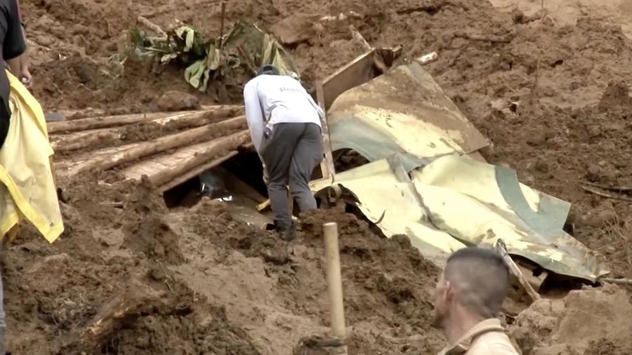 Hujan deras yang mengguyur wilayah pegunungan Andes di Kolombia memicu longsor besar di dekat kota Medellin pada Selasa (24/6/2025), menewaskan sedikitnya 10 orang dan melukai delapan lainnya. Hujan deras yang mengguyur wilayah pegunungan Andes di Kolombia memicu longsor besar di dekat kota Medellin pada Selasa (24/6/2025), menewaskan sedikitnya 10 orang dan melukai delapan lainnya. (Tangkapan Layar Video Reuters/)