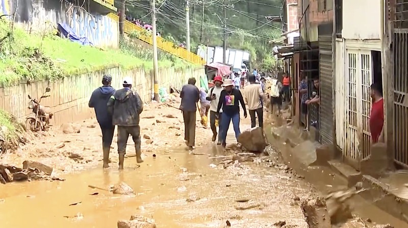 Hujan deras yang mengguyur wilayah pegunungan Andes di Kolombia memicu longsor besar di dekat kota Medellin pada Selasa (24/6/2025), menewaskan sedikitnya 10 orang dan melukai delapan lainnya. (Tangkapan Layar Video Reuters/)