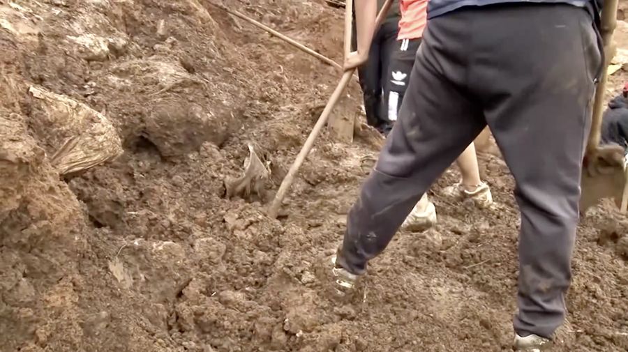 Hujan deras yang mengguyur wilayah pegunungan Andes di Kolombia memicu longsor besar di dekat kota Medellin pada Selasa (24/6/2025), menewaskan sedikitnya 10 orang dan melukai delapan lainnya. Hujan deras yang mengguyur wilayah pegunungan Andes di Kolombia memicu longsor besar di dekat kota Medellin pada Selasa (24/6/2025), menewaskan sedikitnya 10 orang dan melukai delapan lainnya. (Tangkapan Layar Video Reuters/)