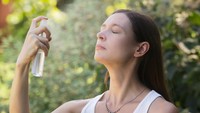 Mager Bawa Banyak Skincare ke Mana-mana? Serum Spray Ini Bisa Gantiin Beberapa Langkah 