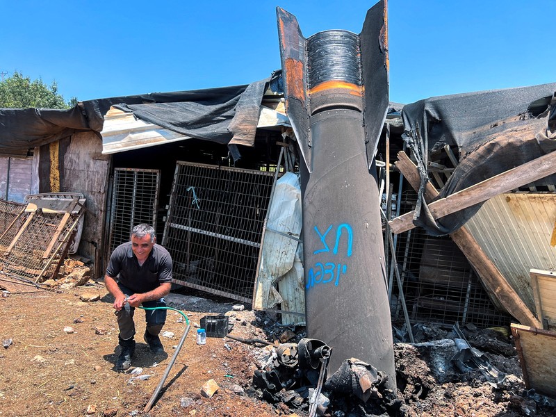 IRAN-NUCLEAR/ISRAEL-MISSILE Orang-orang melihat sisa-sisa rudal balistik setelah serangan rudal Iran terhadap Israel, di Israel utara, 24 Juni 2025. REUTERS/Avi Ohayon