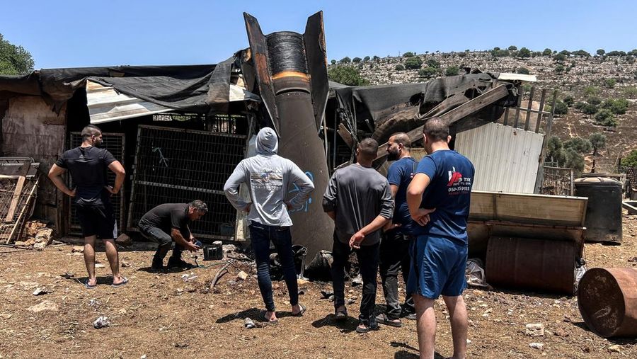 Orang-orang melihat sisa-sisa rudal balistik setelah serangan rudal Iran terhadap Israel, di Israel utara, 24 Juni 2025. REUTERS/Avi Ohayon