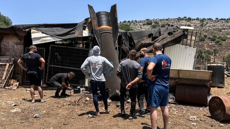 Orang-orang melihat sisa-sisa rudal balistik setelah serangan rudal Iran terhadap Israel, di Israel utara, 24 Juni 2025. REUTERS/Avi Ohayon
