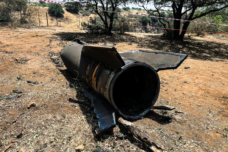 IRAN-NUCLEAR/ISRAEL-MISSILE Orang-orang melihat sisa-sisa rudal balistik setelah serangan rudal Iran terhadap Israel, di Israel utara, 24 Juni 2025. REUTERS/Avi Ohayon