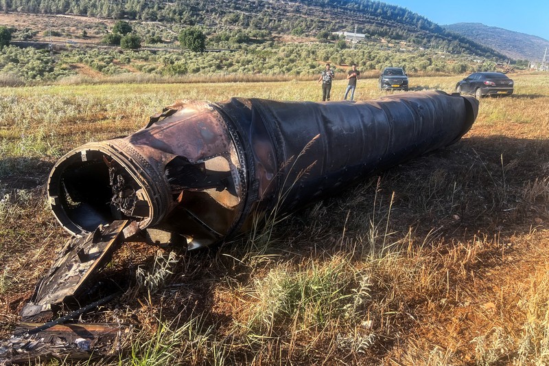 IRAN-NUCLEAR/ISRAEL-MISSILE Orang-orang melihat sisa-sisa rudal balistik setelah serangan rudal Iran terhadap Israel, di Israel utara, 24 Juni 2025. REUTERS/Avi Ohayon