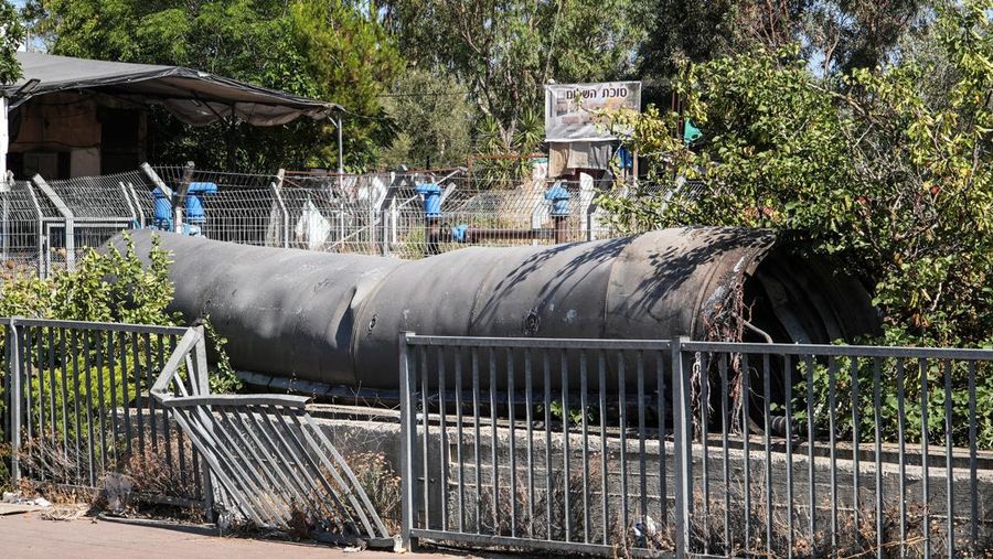 IRAN-NUCLEAR/ISRAEL-MISSILE Orang-orang melihat sisa-sisa rudal balistik setelah serangan rudal Iran terhadap Israel, di Israel utara, 24 Juni 2025. REUTERS/Avi Ohayon