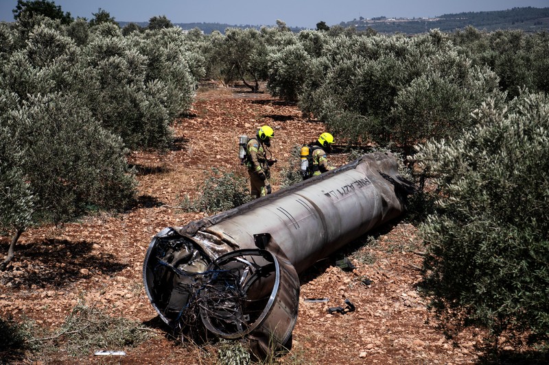 IRAN-NUCLEAR/ISRAEL-MISSILE Orang-orang melihat sisa-sisa rudal balistik setelah serangan rudal Iran terhadap Israel, di Israel utara, 24 Juni 2025. REUTERS/Avi Ohayon