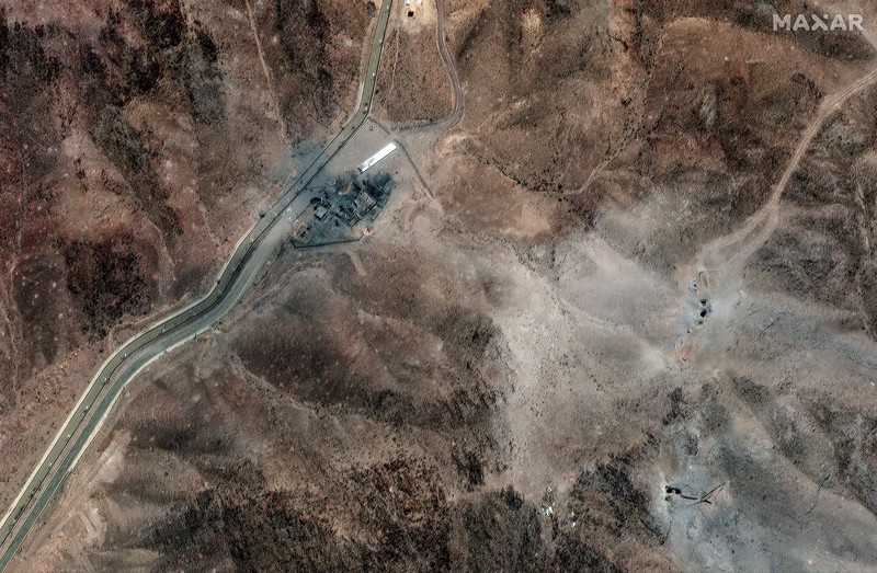 IRAN-NUCLEAR/SATELLITE Gambar gabungan menunjukkan tampilan satelit dari pintu masuk terowongan ke Pusat Penelitian Teknologi Nuklir Isfahan sebelum dan sesudah terkena serangan udara AS di tengah konflik Iran-Israel, di Isfahan, Iran, 20 Juni 2025 (atas), dan 22 Juni 2025. Maxar Technologies/Handout via REUTERS