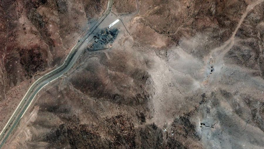 Gambar gabungan menunjukkan tampilan satelit dari pintu masuk terowongan ke Pusat Penelitian Teknologi Nuklir Isfahan sebelum dan sesudah terkena serangan udara AS di tengah konflik Iran-Israel, di Isfahan, Iran, 20 Juni 2025 (atas), dan 22 Juni 2025. Maxar Technologies/Handout via REUTERS