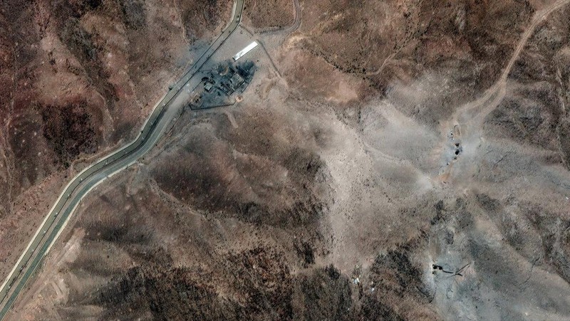 Gambar gabungan menunjukkan tampilan satelit dari pintu masuk terowongan ke Pusat Penelitian Teknologi Nuklir Isfahan sebelum dan sesudah terkena serangan udara AS di tengah konflik Iran-Israel, di Isfahan, Iran, 20 Juni 2025 (atas), dan 22 Juni 2025. Maxar Technologies/Handout via REUTERS