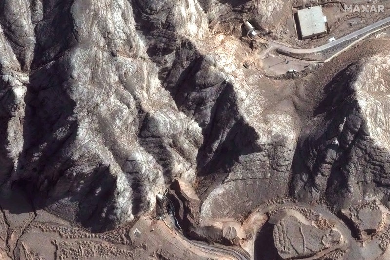 Gambar gabungan menunjukkan tampilan satelit dari pintu masuk terowongan ke Pusat Penelitian Teknologi Nuklir Isfahan sebelum dan sesudah terkena serangan udara AS di tengah konflik Iran-Israel, di Isfahan, Iran, 20 Juni 2025 (atas), dan 22 Juni 2025. Maxar Technologies/Handout via REUTERS