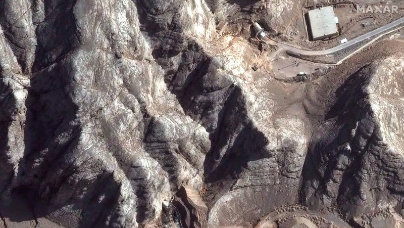 Gambar gabungan menunjukkan tampilan satelit dari pintu masuk terowongan ke Pusat Penelitian Teknologi Nuklir Isfahan sebelum dan sesudah terkena serangan udara AS di tengah konflik Iran-Israel, di Isfahan, Iran, 20 Juni 2025 (atas), dan 22 Juni 2025. Maxar Technologies/Handout via REUTERS