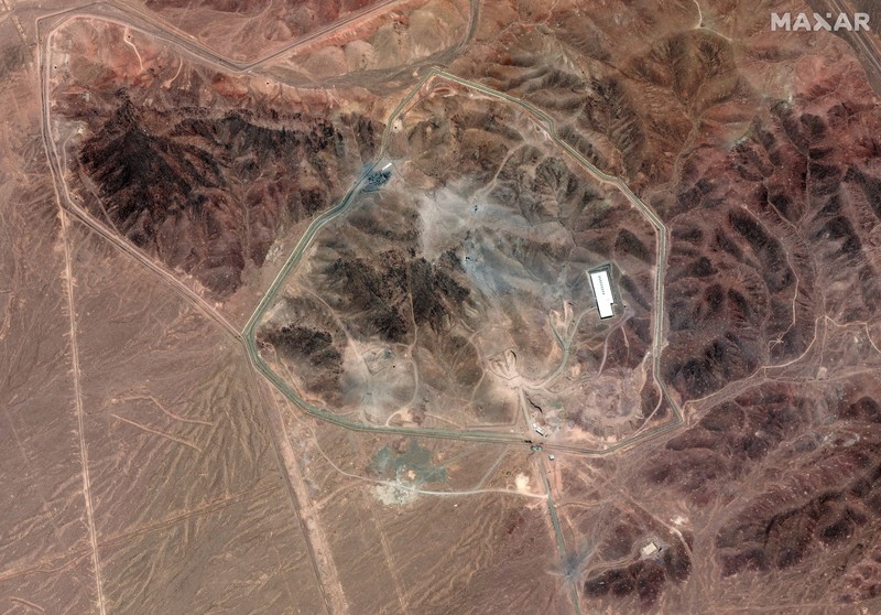 IRAN-NUCLEAR/SATELLITE Gambar gabungan menunjukkan tampilan satelit dari pintu masuk terowongan ke Pusat Penelitian Teknologi Nuklir Isfahan sebelum dan sesudah terkena serangan udara AS di tengah konflik Iran-Israel, di Isfahan, Iran, 20 Juni 2025 (atas), dan 22 Juni 2025. Maxar Technologies/Handout via REUTERS