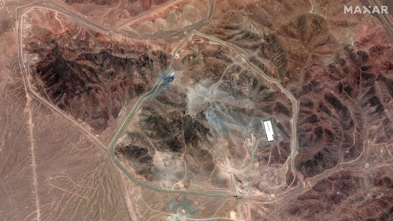 Gambar gabungan menunjukkan tampilan satelit dari pintu masuk terowongan ke Pusat Penelitian Teknologi Nuklir Isfahan sebelum dan sesudah terkena serangan udara AS di tengah konflik Iran-Israel, di Isfahan, Iran, 20 Juni 2025 (atas), dan 22 Juni 2025. Maxar Technologies/Handout via REUTERS