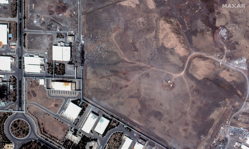 IRAN-NUCLEAR/SATELLITE Gambar gabungan menunjukkan tampilan satelit dari pintu masuk terowongan ke Pusat Penelitian Teknologi Nuklir Isfahan sebelum dan sesudah terkena serangan udara AS di tengah konflik Iran-Israel, di Isfahan, Iran, 20 Juni 2025 (atas), dan 22 Juni 2025. Maxar Technologies/Handout via REUTERS