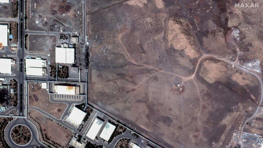 Gambar gabungan menunjukkan tampilan satelit dari pintu masuk terowongan ke Pusat Penelitian Teknologi Nuklir Isfahan sebelum dan sesudah terkena serangan udara AS di tengah konflik Iran-Israel, di Isfahan, Iran, 20 Juni 2025 (atas), dan 22 Juni 2025. Maxar Technologies/Handout via REUTERS