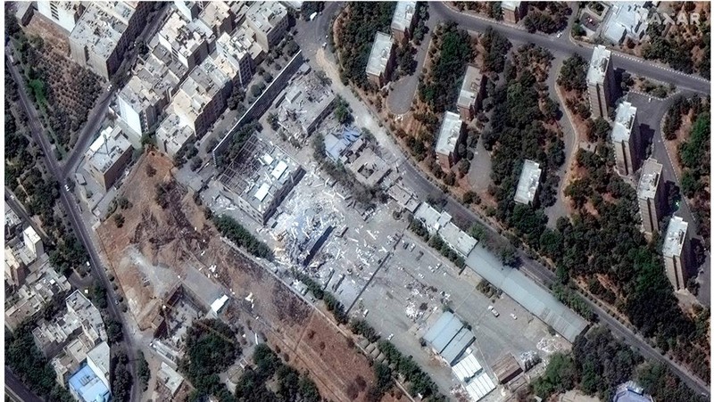 Gambar gabungan menunjukkan tampilan satelit dari pintu masuk terowongan ke Pusat Penelitian Teknologi Nuklir Isfahan sebelum dan sesudah terkena serangan udara AS di tengah konflik Iran-Israel, di Isfahan, Iran, 20 Juni 2025 (atas), dan 22 Juni 2025. Maxar Technologies/Handout via REUTERS