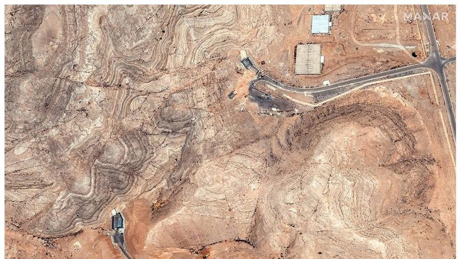 Gambar gabungan menunjukkan tampilan satelit dari pintu masuk terowongan ke Pusat Penelitian Teknologi Nuklir Isfahan sebelum dan sesudah terkena serangan udara AS di tengah konflik Iran-Israel, di Isfahan, Iran, 20 Juni 2025 (atas), dan 22 Juni 2025. Maxar Technologies/Handout via REUTERS