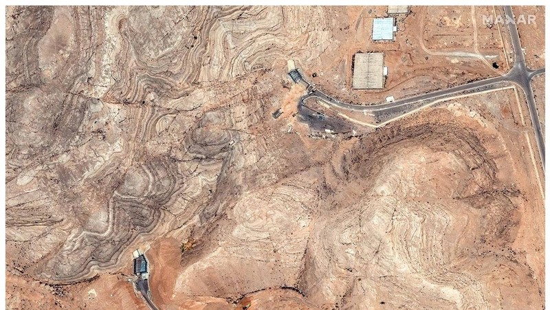 Gambar gabungan menunjukkan tampilan satelit dari pintu masuk terowongan ke Pusat Penelitian Teknologi Nuklir Isfahan sebelum dan sesudah terkena serangan udara AS di tengah konflik Iran-Israel, di Isfahan, Iran, 20 Juni 2025 (atas), dan 22 Juni 2025. Maxar Technologies/Handout via REUTERS