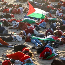 Potret Warga Pro-Palestina Demo di Tengah Pertemuan Puncak NATO
